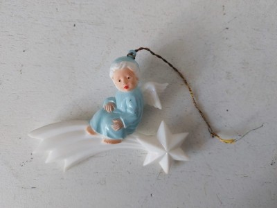 Ornament de Crăciun vintage &amp;icirc;n formă de &amp;icirc;nger &amp;icirc;ntr-o robă albastră, așezat pe o stea căzătoare albă, anii 50-60 foto