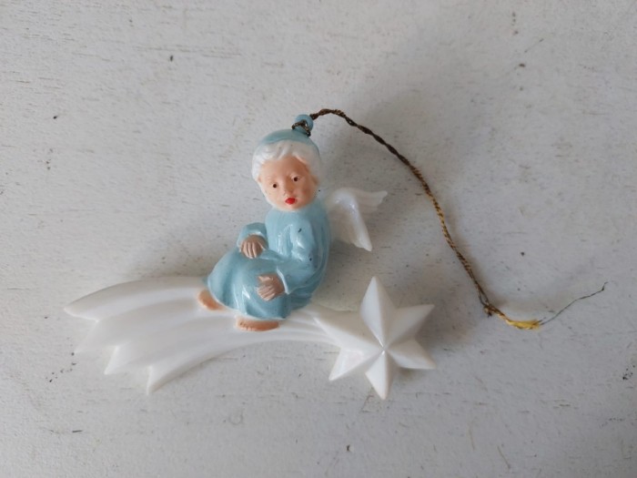 Ornament de Crăciun vintage &icirc;n formă de &icirc;nger &icirc;ntr-o robă albastră, așezat pe o stea căzătoare albă, anii 50-60
