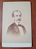 Fotografie portret barbat cu mustata, pe carton, sfarsit de secol XIX