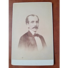 Fotografie portret barbat cu mustata, pe carton, sfarsit de secol XIX