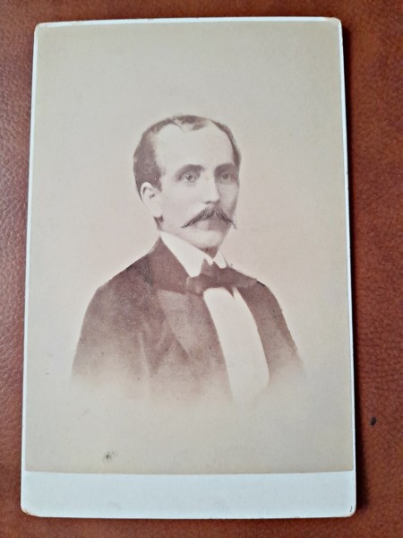 Fotografie portret barbat cu mustata, pe carton, sfarsit de secol XIX