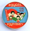 INSIGNA PIONIER UNGARIA EGYUTT ELORE EGYMASERT IMPREUNA INAINTE D 5 CM PIONIERI, Romania de la 1950