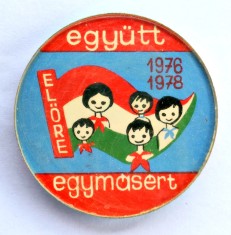 INSIGNA PIONIER UNGARIA EGYUTT ELORE EGYMASERT IMPREUNA INAINTE D 5 CM PIONIERI