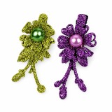 Cumpara ieftin Set 2 agrafe de par verde si mov 5 x 2 cm, model floral metalizat, accesorii elegante cu design floral