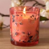 Lumanare parfumata cu aroma de trandafiri, in recipient de sticla roz, &Oslash;7x8cm, CMCLASS