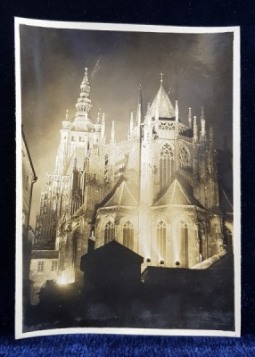 CATEDRALA LA PRAGA , FOTOGRAFIE MONOCROMA, PE HARTIE LUCIOASA , DATATA 1928 foto