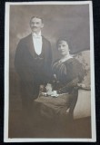 Fotografie tip Carte Postala, sot si sotie, perioada interbelica
