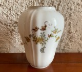 VAZA DIN PORTELAN- DECOR FLORI SI PASAREA PARADISULUI- WUNSIEDEL BAVARIA H20CM