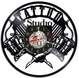 Ceas de perete decorativ Tattoo Studio, realizat din disc de vinil upcycled, model Salon Tatuaje, negru, 30 cm