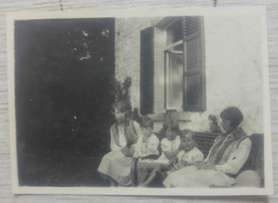 Mame si copii in port popular// fotografie 1901 foto