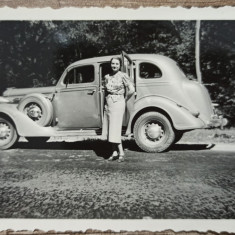 Domnisoara cu automobil de epoca, perioada interbelica// fotografie