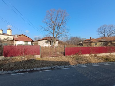 Terenuri de vanzare + 2 case pe propietate foto