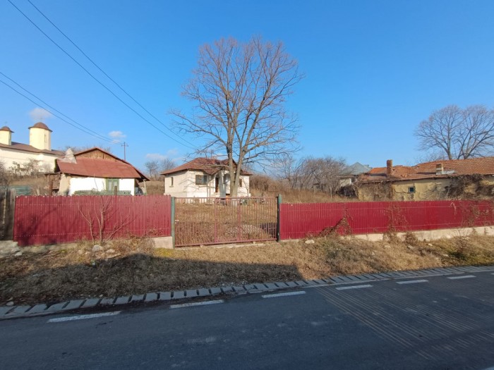 Terenuri de vanzare + 2 case pe propietate