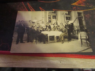 formatie de muzicanti interbelici in fata restaurantului f1 foto