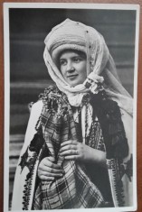 Carte postala, Femeie in port popular din Transilvania, perioada interbelica