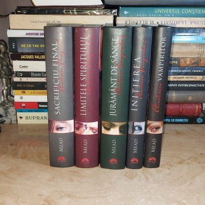 RICHELLE MEAD - ACADEMIA VAMPIRILOR * 5 VOL ( 1,2,4,5,6 ) , EDITIE CARTONATA * foto