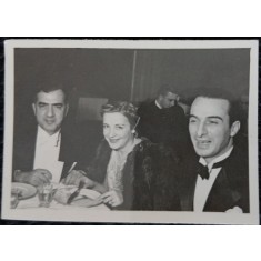 Fotografie, Doi barbati cu papion si o femeie cu haina de bala, la restaurant, anii 40