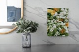 Tablou Canvas, "Zumzet printre flori albe și galbene", Flori, Alb, Galben, Verde, Albinuță, Natură, Delicatețe, Grădină, Primăvară, Prospețime, 26 x 3