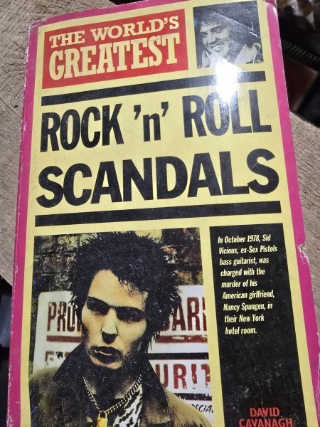 ROCK AND ROLL SCANDALS - DAVID CAVANAGH (CARTE IN LIMBA ENGLEZA)