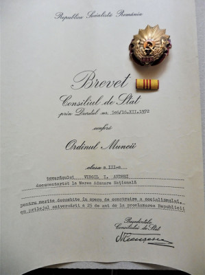 Ordinul Muncii Clasa a 3 a RSR cu bareta, cutie si brevet semnat N. Ceausescu 00 foto