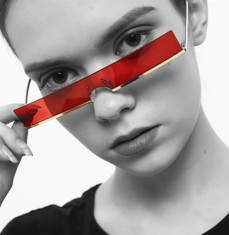 Ochelari de soare Dreptunghiulari subtiri Rama aurie Lentile rosii foto