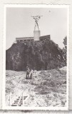 Bnk foto Vidraru - Monumentul Energeticianului - anii `70, Alb-Negru, Romania de la 1950, Cladiri