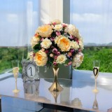 Inchiriere Aranjament floral masa, pe suport auriu pentru evenimente