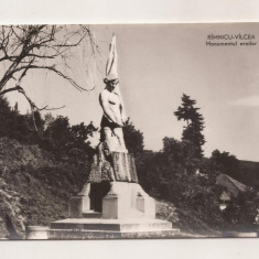 RF35 -Carte Postala- Ramnicu-Valcea, Monumentul eroilor, necirculata