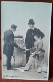 Fotografie tip carte postala, femeie cu doi barbati, perioada interbelica