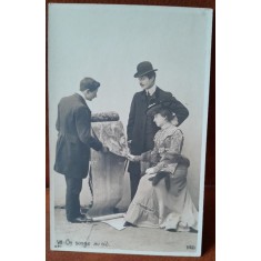 Fotografie tip carte postala, femeie cu doi barbati, perioada interbelica