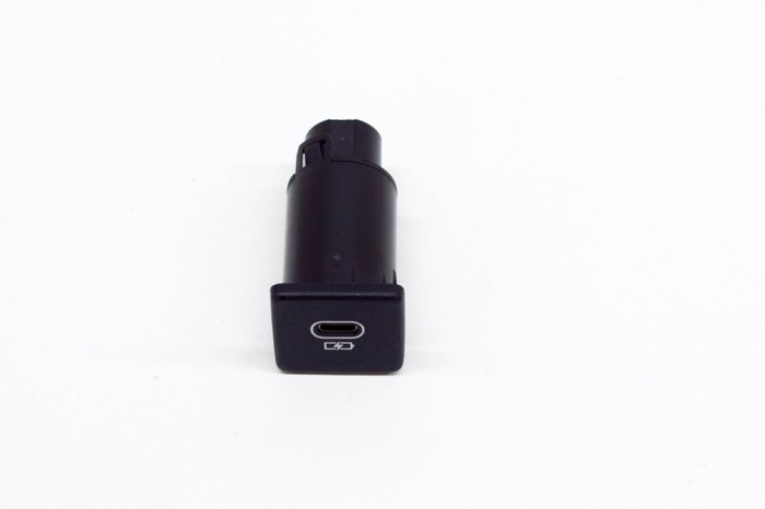 Port USB/AUX-In LAND ROVER DISCOVERY V L462 2021 OEM: M8E2-19010-CA 14894376