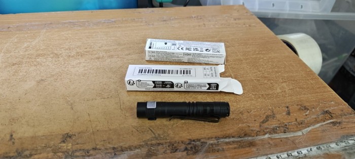 Lanternă LED portabilă Macrocosmic cu clip