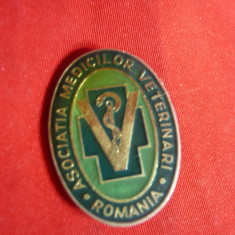 Insigna Asociatiilor Medicilor Veterinari din Romania , h=2,5cm ,metal si email