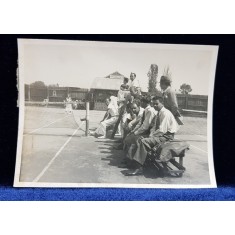 SPECTATORI PE BANCA SI ARBITRU LANGA FILEU , PE TERENUL DE TENIS , FOTOGRAFIE MONOCROMA , CU OCAZIA CEFERIADEI 1940