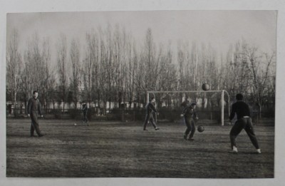 ASPECT DE LA ANTRENAMENTUL LOTULUI R.P.R. DE JUNIORI LA FOTBAL , FOTOGRAFIE DE PRESA , IANUARIE , 1965 foto