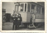 M1835N Angajați &icirc;n uniforme maghiare a unei societăți de tramvaie și tramvai cu vatman