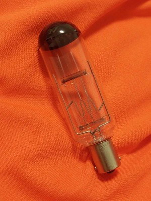 Bec proiectoare vechi,bec vechi SPECIALpentru aparat proiectie diafilme/diapozitive,bec 220/230 V-300W ,Bec original cu calota NEAGRA,functional foto