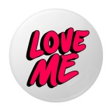 Cumpara ieftin Insigna rotunda Love Me, 58 mm, mesaj roz intens cu contur negru, ac metalic