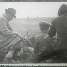 Soldat roman cu pusca-mitraliera ZB// fotografie perioada comunista