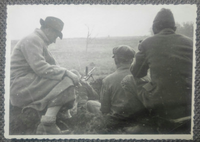 Soldat roman cu pusca-mitraliera ZB// fotografie perioada comunista foto