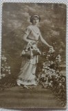 Fotografie tip Carte postala, Romania, tanara in gradina cu flori 1922