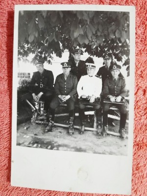 Fotografie tip carte postala, militari intr-un moment de relaxare, perioada interbelica foto
