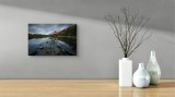 Tablou Canvas, "Reflecția muntelui &icirc;n lacul toamnei", Nori, Munte, Reflecție, Lac, Pădure, Toamnă, Pietre, Calm, Natură, 39 x 26 cm, CMCLASS