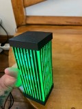 Lampă decorativă cu design inspirat de tulpini de bambus și lumină verde.