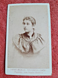 Fotografie tip CDV, femeie cu brosa, inceput de secol XX