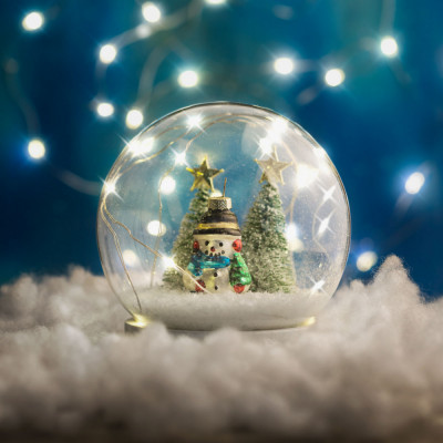 Crăciun LED glob de zăpadă - om de zăpadă cu brad foto