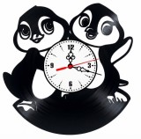 Ceas de perete decorativ realizat din disc de vinil, Model Pinguini Dragalasi Cuplu Animale Copii, Negru, 30 cm