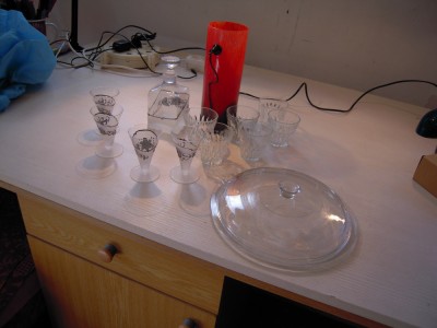 LOT sticlarie: 6 pahare pt. vin 150 ml., vaza lucrata manual cu inaltimea de 30cm, sticla liquor si 4 pahare lucrate manual, capac sticla diam. 24 cm foto