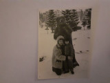 Fotografie dimensiune CP cu mamă cu copil la Poiana Brașov &icirc;n 1980
