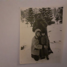 Fotografie dimensiune CP cu mamă cu copil la Poiana Brașov în 1980